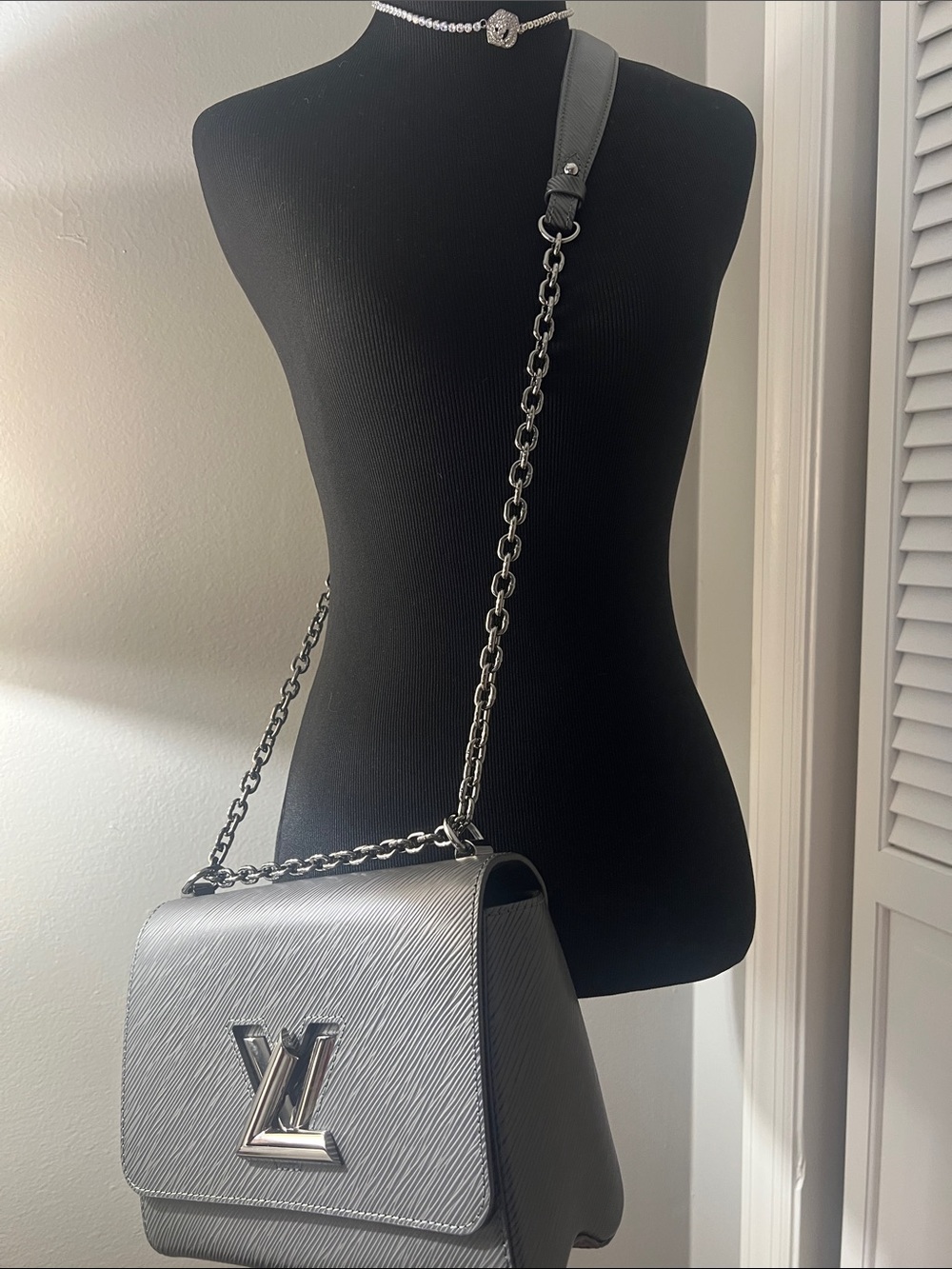 Louis Vuitton Black Epi Leather Shoulder Bag with Gunmetal Chain NWOT - Picture 10 of 11
